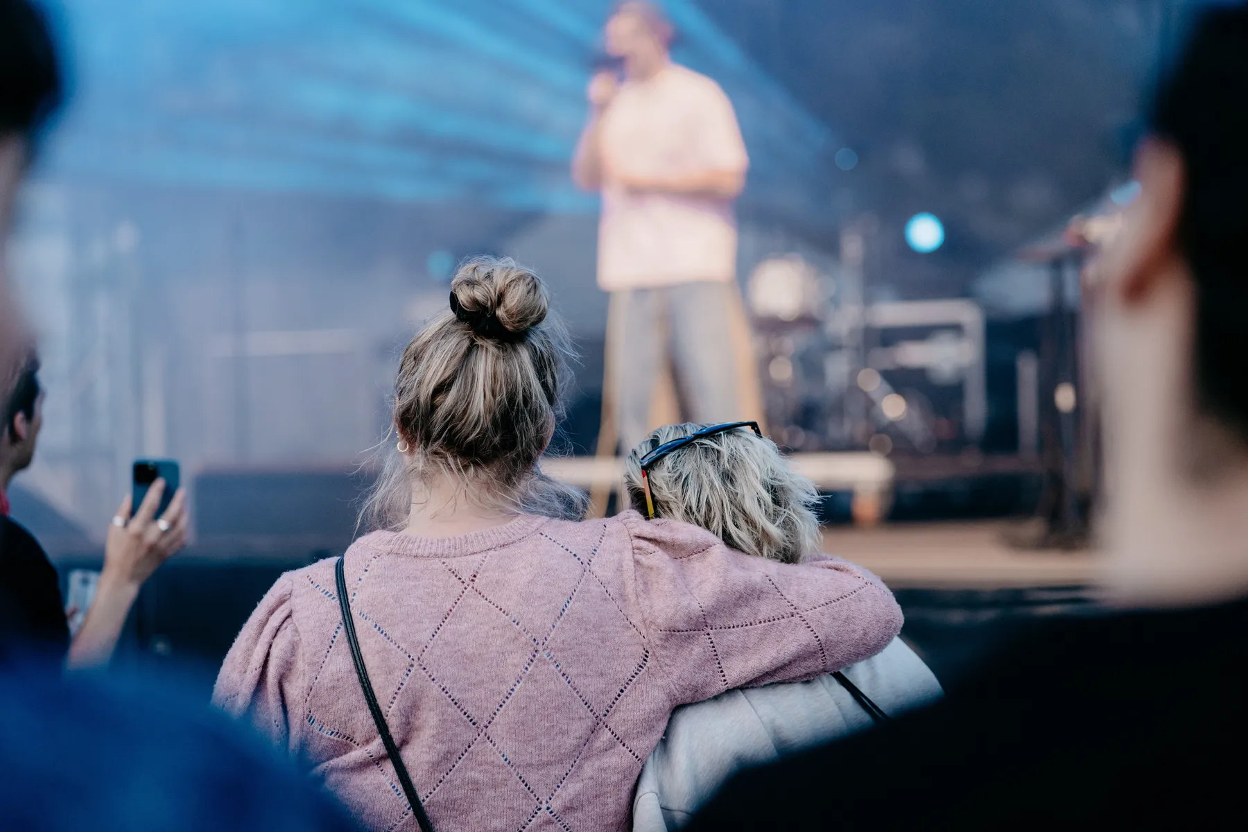 Publikum foran en opplyst scene under Bergen Pride