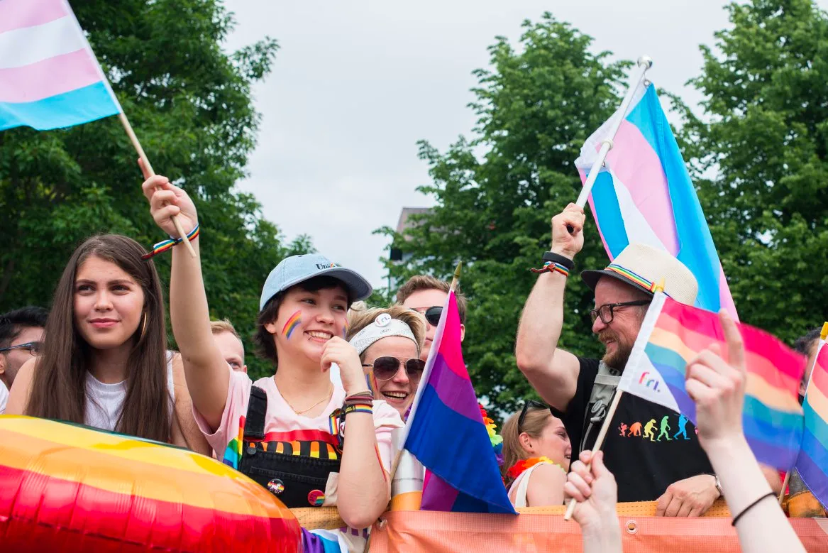 Deltakere med trans- og regnbueflagg under Bergen Pride