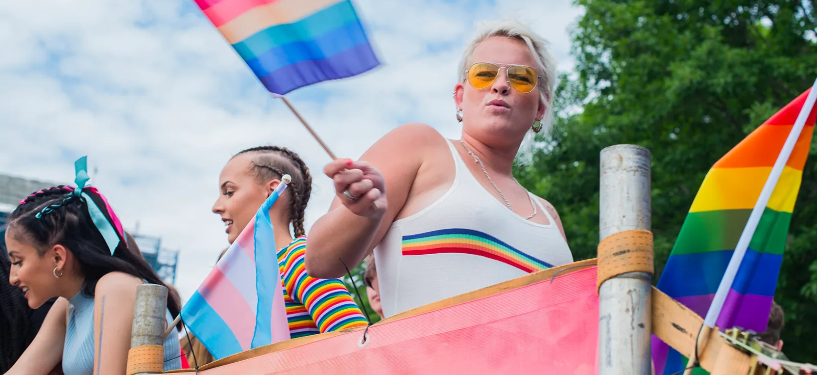 Deltakere med regnbueflagg på en paradevogn under Bergen Pride