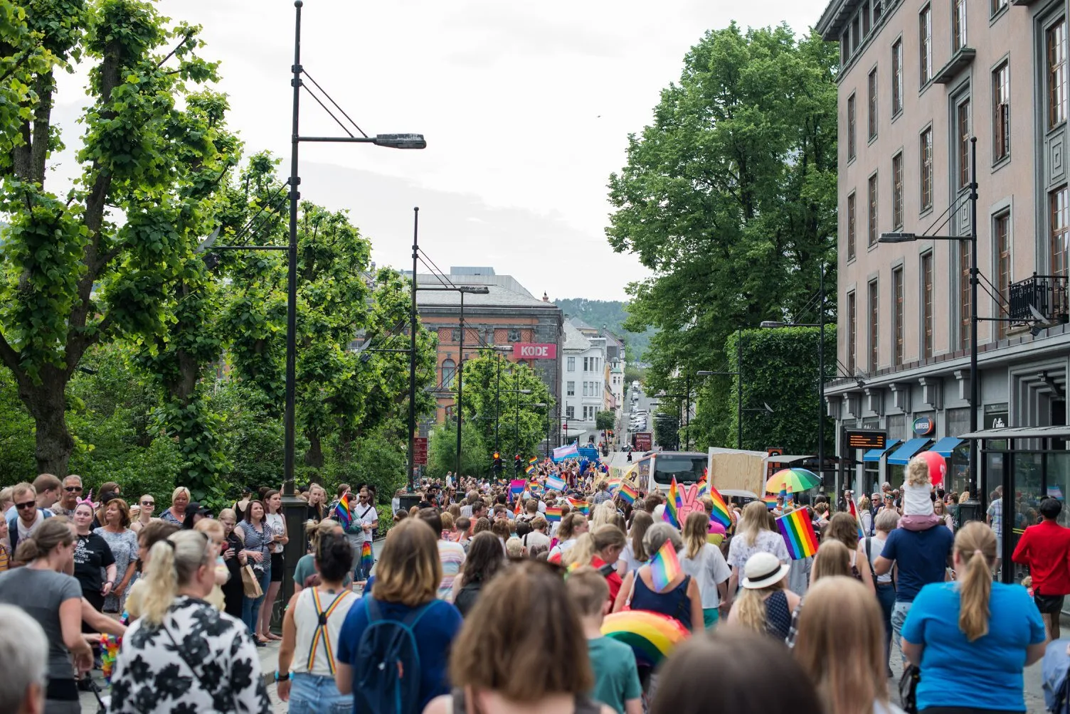 Tusenvis av mennesker i paraden gjennom Bergen sentrum